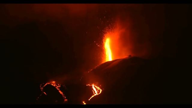 La Palma Volcano Eruption Update; New Evacuations, Ash Falls in the United Kingdom смотреть онлайн