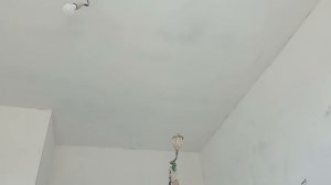 Покраска потолка краскопультом.