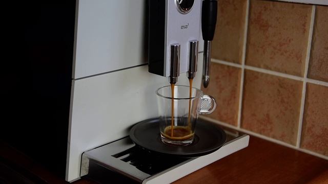Koffie, espresso zetten met de Jura ENA3 смотреть онлайн