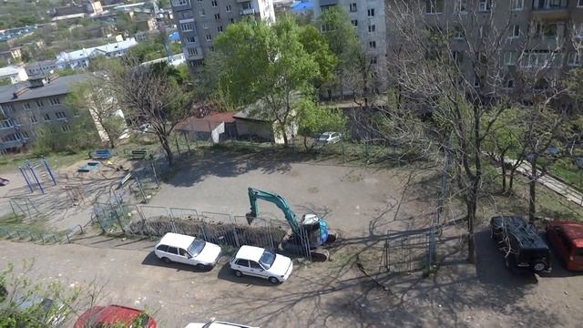 Экскаватор копает траншею