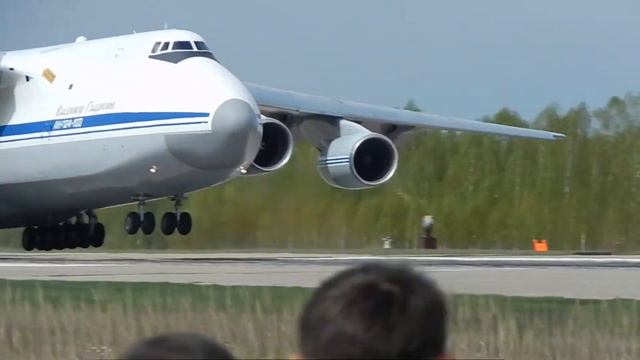 Посадка самолёта Ан 124 Руслан на военном аэродроме в Сеще смотреть онлайн
