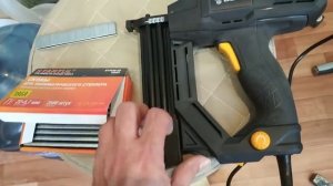 электростеплер (нейлер) Deko пришиваю пластик. испытание скоб с Ozon.