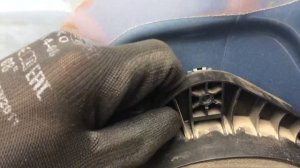 Снятие ограничителя задней двери.