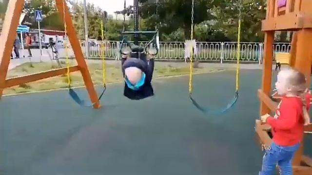 Вот так могу! Света и Кирюха на детской площадке смотреть онлайн