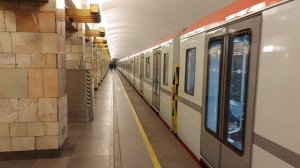 Отправление метропоезда со станции Гражданский проспект, Санкт-Петербург
