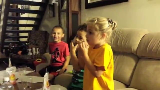 El tries the Jelly Bean Game смотреть онлайн