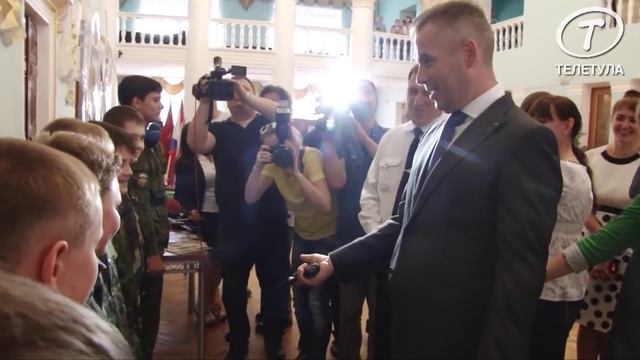 Юный туляк обезоружил Павла Астахова смотреть онлайн
