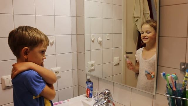 Чистим зубы | Как дети чистят зубы | We brush our teeth смотреть онлайн