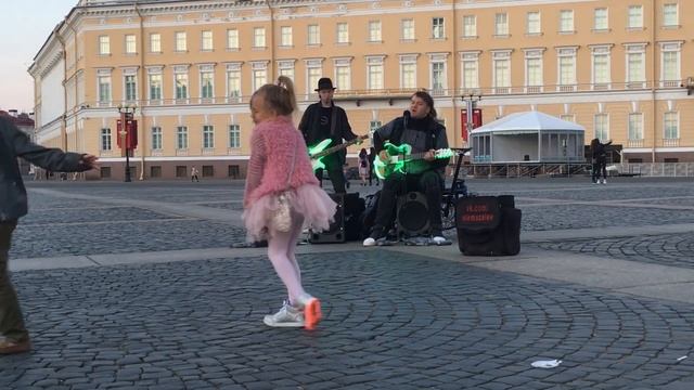 Кино - Когда твоя девушка больна (кавер). ШОК-перфоманс от уличных музыкантов СПБ.mp4 смотреть онлайн