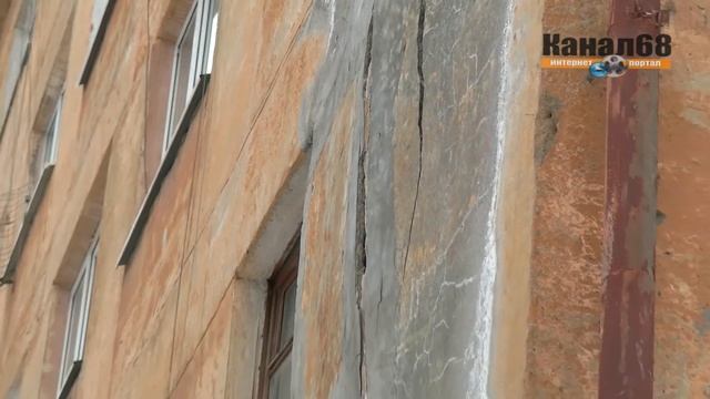 В Верхней Пышме треснул фасад пятиэтажки смотреть онлайн