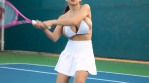 Теннис  и огромные груди