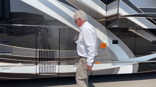 2021 Emerald Prevost H3-45