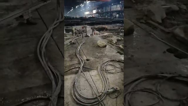 Канатная резка железобетонного пола в действующем цеху.