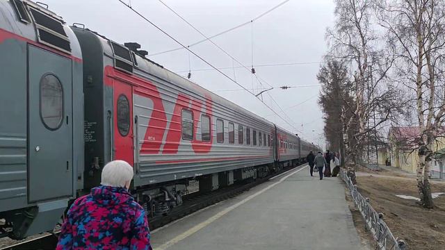 Синенький ЭП1М №2!!! ЭП1М-385 прибывает с поездом №143, а 3ЭС5К-843 пролетает с грузовым поездом!!! смотреть онлайн