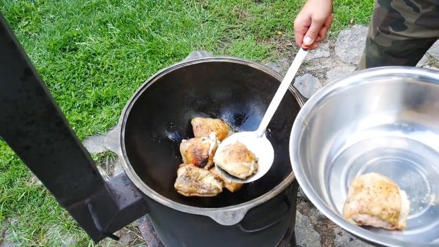 ДЕРЕВЕНСКИЙ КАПИТАН ИЛИ КУРИЦА С ЧЕРНОЙ СМОРОДИНОЙ В КАЗАНЕ НА КОСТРЕ смотреть онлайн