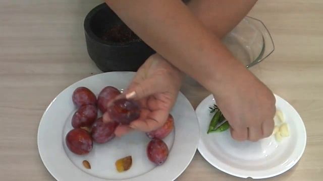 Слива вяленая и слива запеченная с чесноком и пряными травами смотреть онлайн