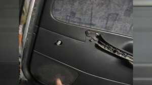 Снимаем обшивку на заклинившей двери MAZDA 626 GF