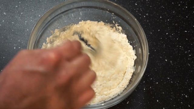 Soupe chinoise de crevettes aux boulettes de farine, champignons Shimeji et épinards смотреть онлайн
