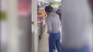 Мужик пропускает вперед свое отражение в зеркале. Угарный прикол