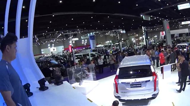 New SUV 2015, 2016 Toyota Fortuner VS Ford Everest VS Mitsubishi Pajero смотреть онлайн