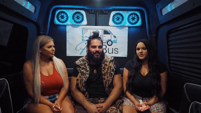 Lucky Fan Meets Ashley Barbie on the Fan Bus with Alexa’s Morgan смотреть онлайн