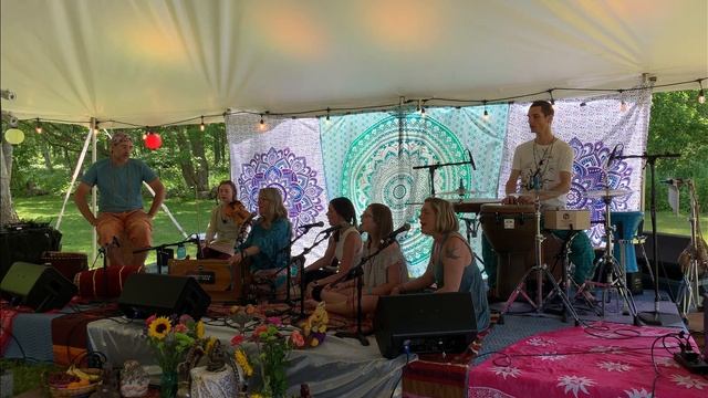 Brilliant Bliss Kirtan - "Sat Narayan" Kundalini Yoga Mantra (Soul Family reUNION 2019) смотреть онлайн