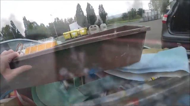 Так удобно! Весь мусор распределили по контейнерам. смотреть онлайн