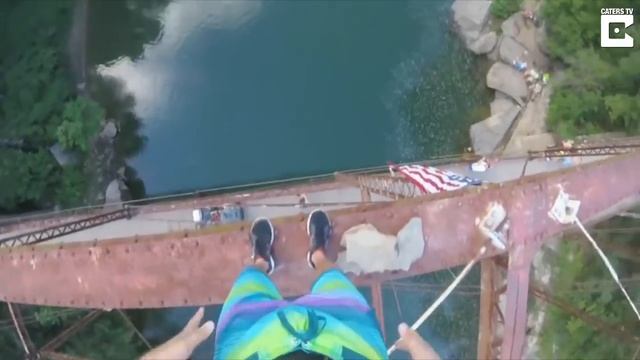 Daredevil Jumps Off 105ft Bridge смотреть онлайн