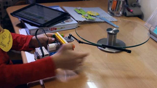Стеклоочистители (дворники) из LEGO WeDo 2.0 и Крутой Автомеханики.