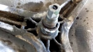 Срезаем "прикипевший"  подшипник с вала стиральной машины