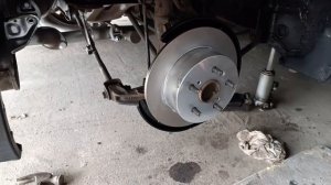 Как заменить заднии тормозные диски и колодки  в Тойота