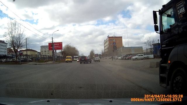 Тюмень. Разворот фуры на перекрестке. смотреть онлайн