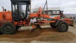 Грейдер ровняет дорогу в Сотниково ???