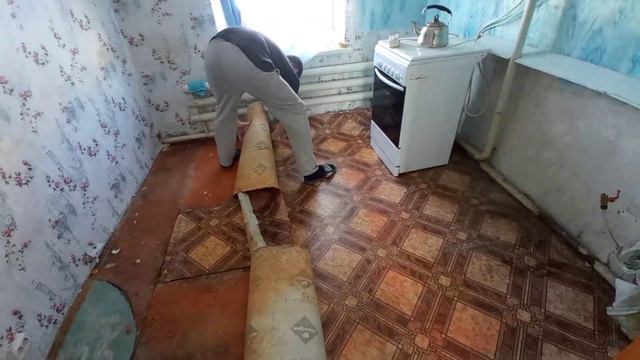 Ремонт пола на кухне. Неожиданные находки под старым полом. Бюджетный ремонт. Влог смотреть онлайн