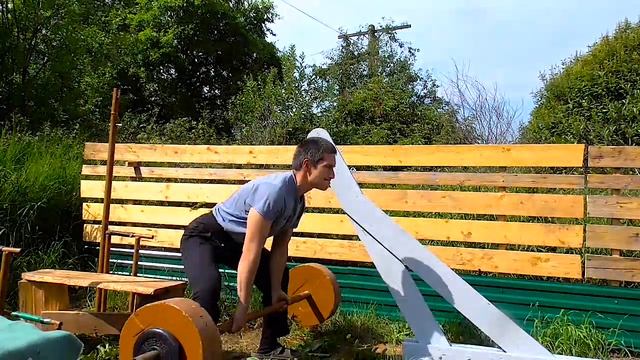 Поднимаю штангу на улице, становая тяга сумо смотреть онлайн