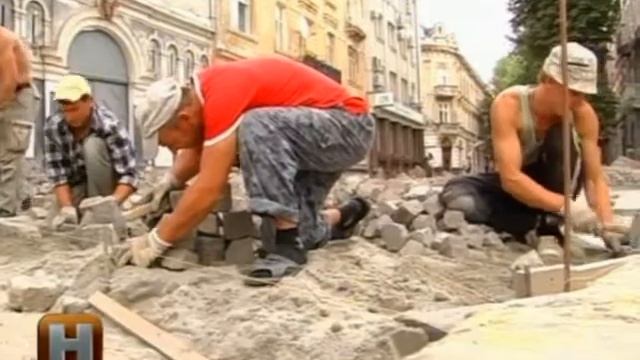 З вулиці Пекарської крадуть бруківку смотреть онлайн