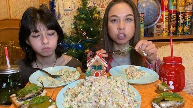 МУКБАНГ?САЛАТ ОЛИВЬЕ/ БУТЕРБРОДЫ?СО ШПРОТАМИ/ MUKBANG OLIVIER SALAD/ SANDWICHES WITH SPRATS