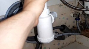 Почему воняет в тумбочке под раковиной? Решение!