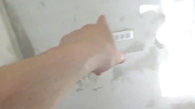 Поклеил обои на кухне и коридоре .