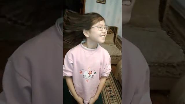 Сделала из длинных волос короткие...?