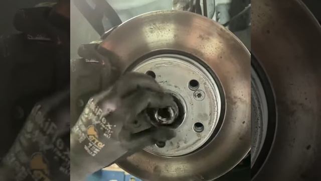 Renault espace، changement d' un cardan de voiture défectueux смотреть онлайн