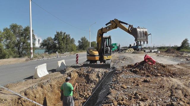 Коп траншеи под лотки. Мини экскаватор Cat 305sr/ смотреть онлайн