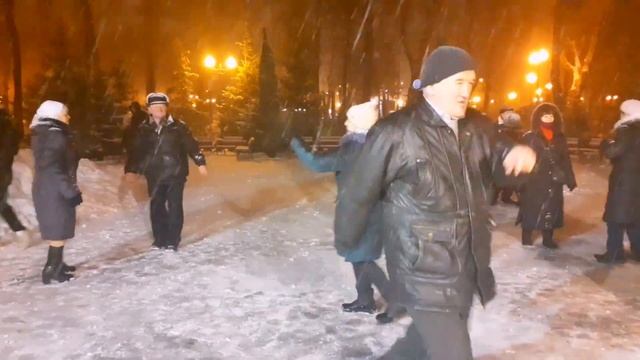 КАКАЯ ТЫ ХОРОШАЯ!???/ЛЮБАША И САН САНЫЧ КРАСИВО ТАНЦУЮТ ?ТАНЦЫ В ПАРКЕ ГОРЬКОГО ХАРЬКОВ ЯНВАРЬ 202 смотреть онлайн