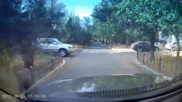 0007 УЧЕБНИК Опасность дворовых улиц смотреть онлайн