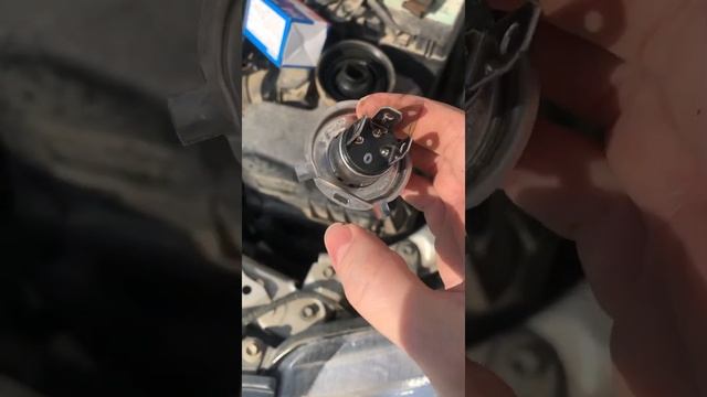 Как менять лампы фар на машине марки и модели Toyota Corolla Axio? Не ксенон