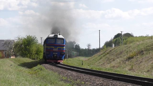 A railway worker at the sight of a train jumped onto a traffic light mast смотреть онлайн