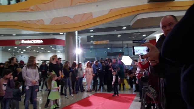 Лев Кусонин.
Показ мод у куклы Барби.