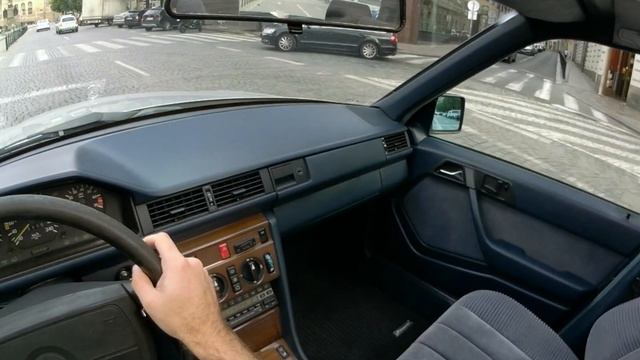 POV test drive | Mercedes-Benz 300E W124 (1989) - old town Prague смотреть онлайн