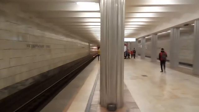Станция метро Октябрьское Поле , номерной метропоезд смотреть онлайн