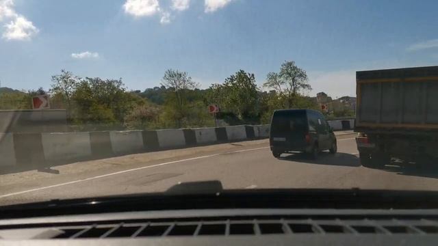 Едем из Горное Лоо в Адлер. Серпантин. +25°C. 05.05.2021г.© смотреть онлайн